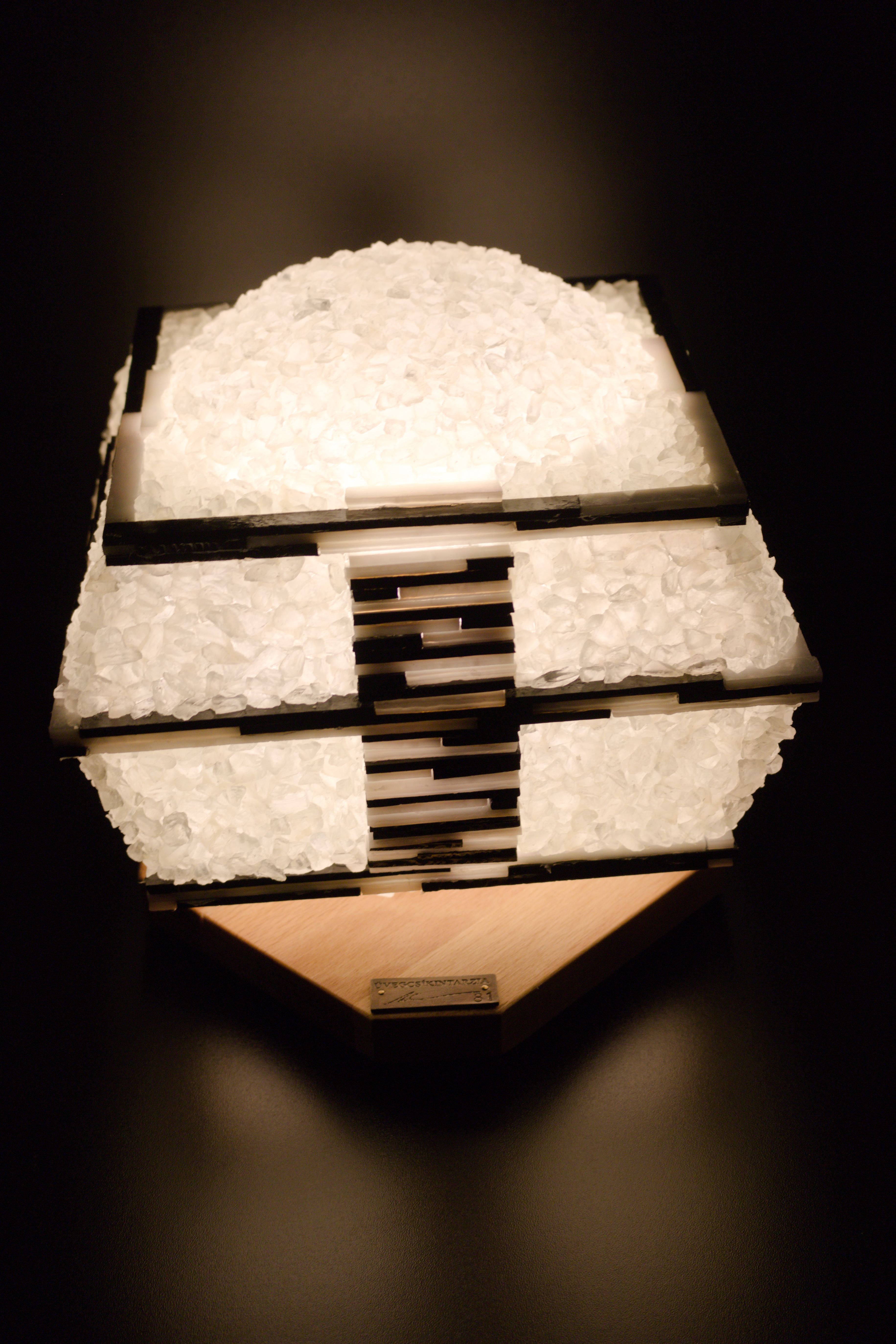 -81- <br> Fekete-fehér kocka lámpa megvilágítva<br>22cm <br> 480 Euro