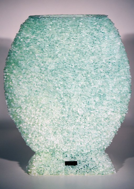 -24- <br>Tüskés 'váza' 42 x 51 x 17 cm<br>Kb. 23.000 darab üvegből áll<br>6950 Euro