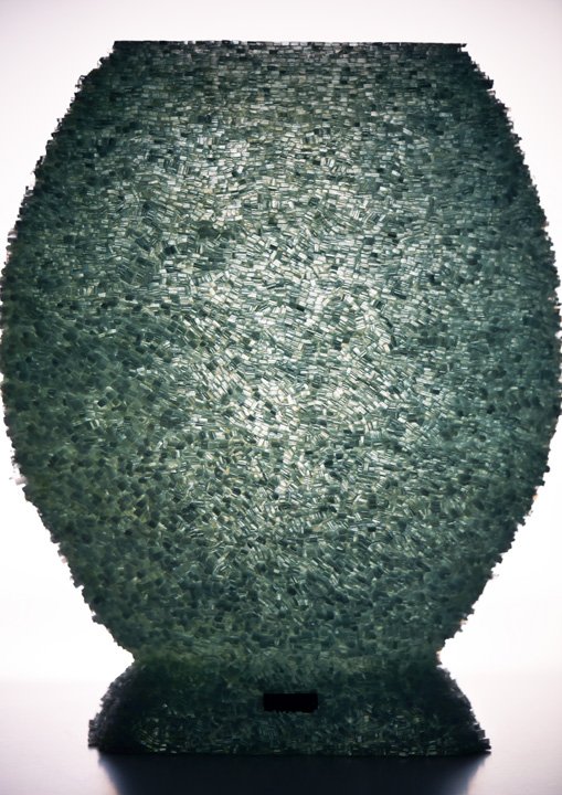 -24- <br>Tüskés 'váza' megvilágítva42 x 51 x 17 cm<br>Kb. 23.000 darab üvegből áll<br>6950 Euro